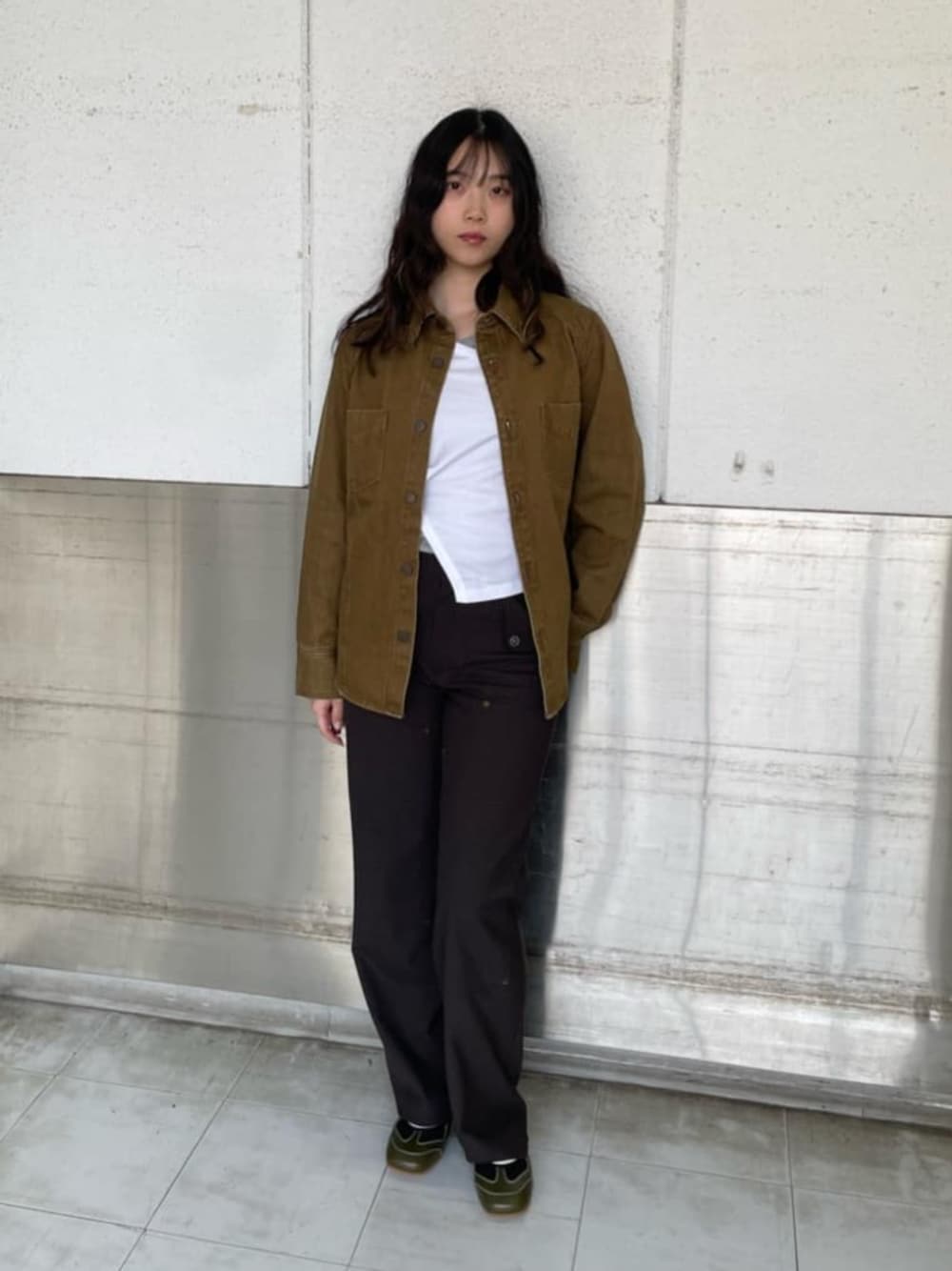 ブラウン系のシャツ/ブラウス、ブラウン系のその他パンツを着用したレディースの春コーディネートの1枚目の写真