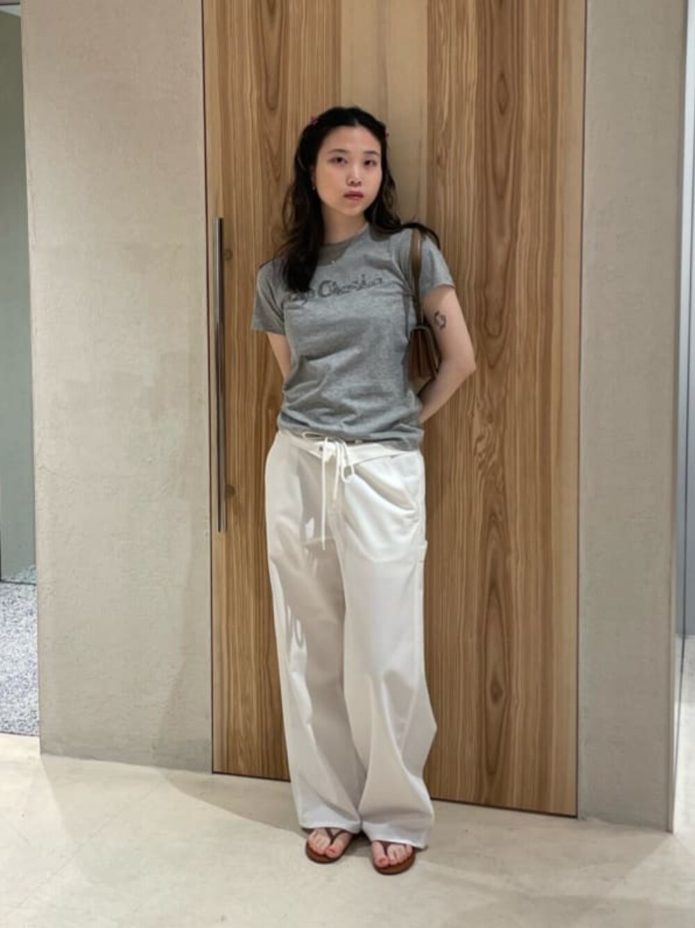 グレー系のTシャツ/カットソー、ホワイト系のその他パンツを着用したレディースの夏コーディネートの1枚目の写真