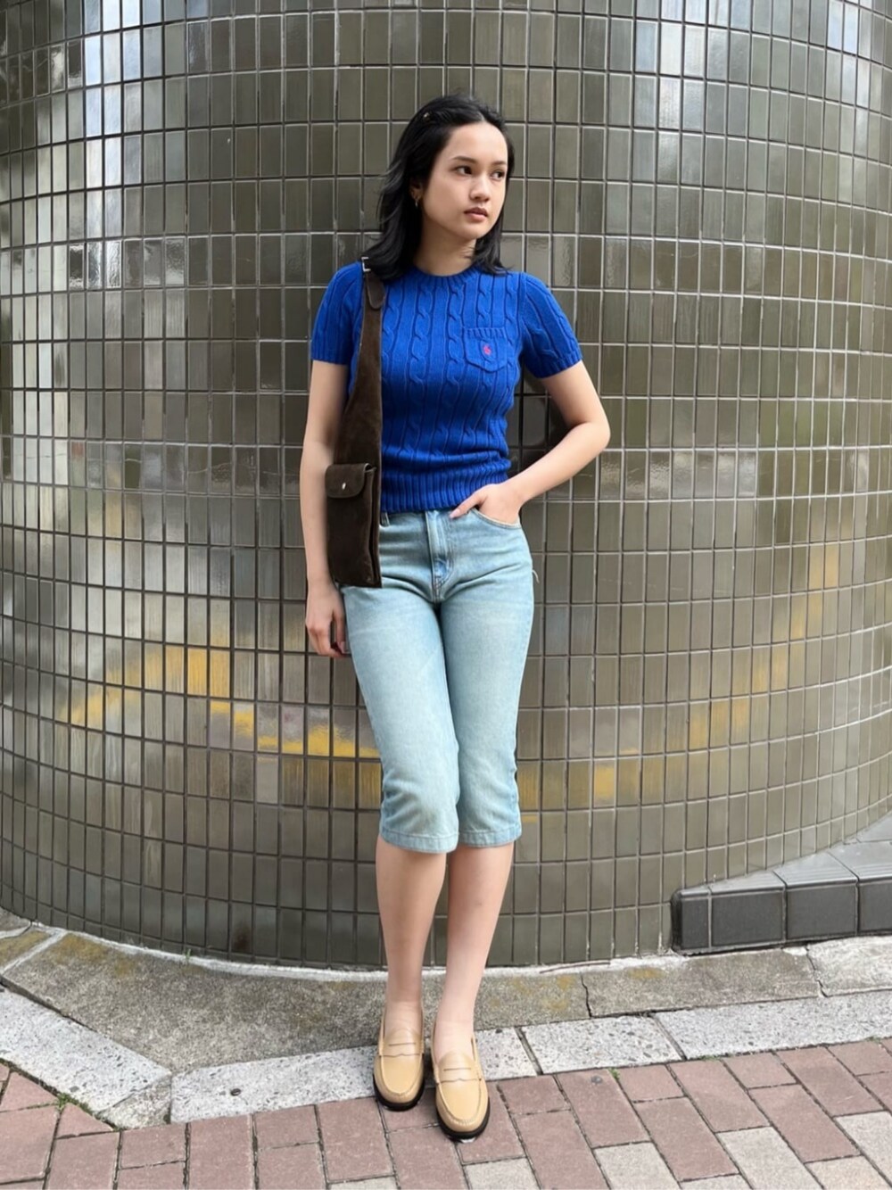 ブルー系のその他パンツを着用したレディースの春コーディネートの1枚目の写真