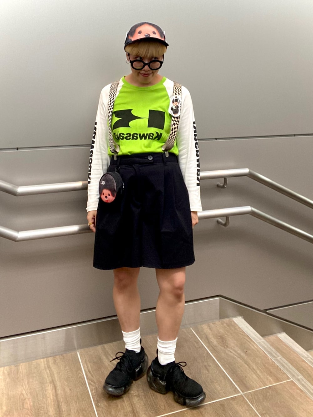 グリーン系のTシャツ/カットソー、ブラック系のパンツ、ブラック系のスニーカーを着用したレディースの夏コーディネートの1枚目の写真