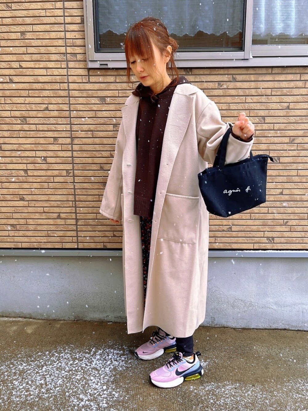 「オトナ女子、アニエスベー、NIKE、ニット、シューラルー、大人ガーリー、ロングコート、ユニクロ、プチプラ、アラフォー」｜「agnes b.の【WEB限定】GO03-02 ロゴトートバッグ（トートバッグ、ブラック系）」を使った、@imi☺︎Ricoさん（レディース・158cm）の冬コーディネートの1枚目の写真