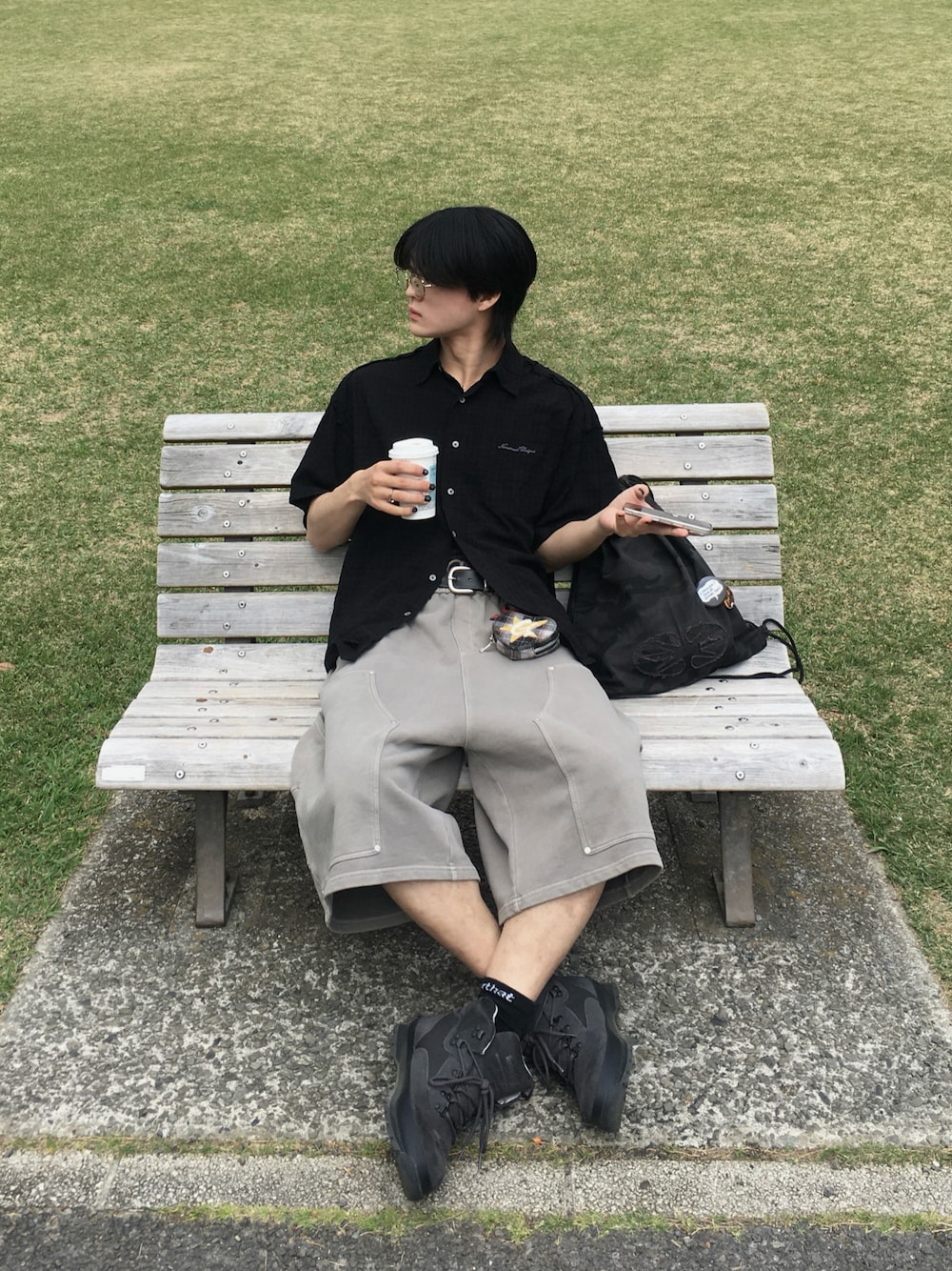 「WEARタイアップ、カジュアルコーデ、ハーフパンツ、夏コーデ、チェックシャツ、半袖シャツ、ショーツ、ブラックコーデ、韓国ファッション」｜「TimberlandのWHITE MOUNTAINEERING x Timberland EURO HIKER（ブーツ、グレー系）」を使った、Yuichi さん（メンズ・179cm）の春コーディネートの1枚目の写真