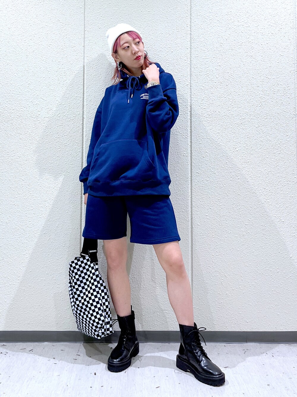 「PAGEBOY、ストリート、メンズライク、セットアップ、ニット帽、ブーツ、厚底シューズ、冬コーデ、休日スタイル、スウェットパンツ、ハーフパンツ、チェック柄に恋してる、シンプルコーデ、スクエアバッグ、マイベストコーデ2021」｜「PBLIMの【PAGEBOYLIM】ウラキモウカラーパーカー（パーカー、ブルー系）」を使った、TAMUさん（レディース・172cm）の冬コーディネートの1枚目の写真
