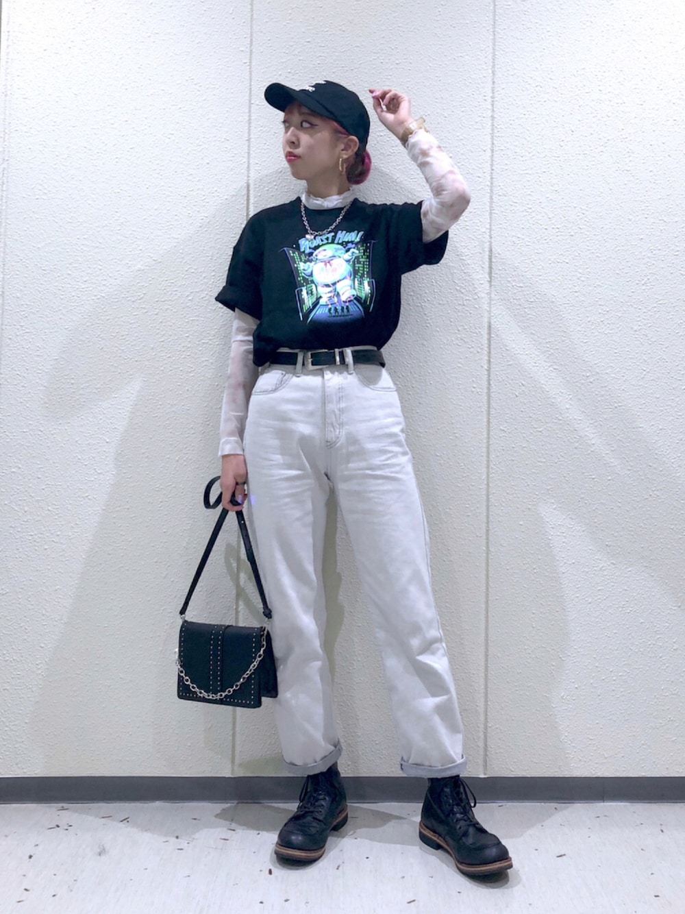 ベージュ系のTシャツ/カットソー、ブラック系のTシャツ/カットソー、ベージュ系のデニムパンツを着用したレディースの秋コーディネートの1枚目の写真