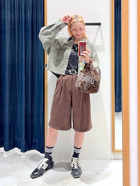 「BAYFLOW（ベイフロー）のスウェードハーフパンツ（その他パンツ、ブラウン系）」を使った、TAMUさん（レディース・171cm）の秋コーディネート