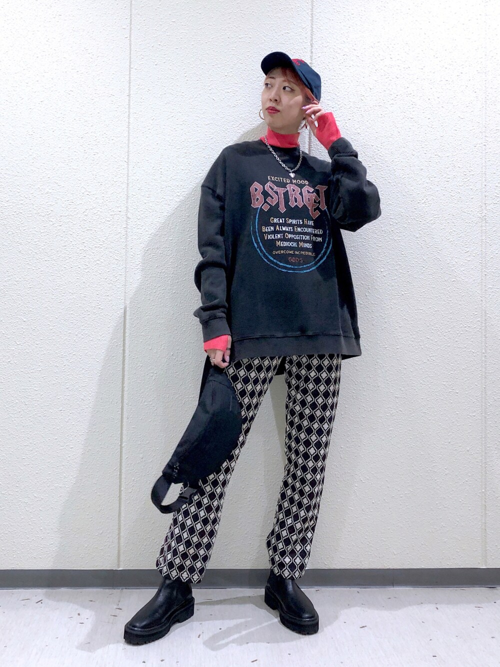 ピンク系のニット/セーター、ブラック系のスウェット、ブラック系のその他パンツを着用したレディースの秋コーディネートの1枚目の写真