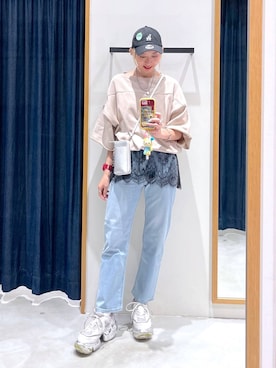 「BAYFLOW（ベイフロー）の[スマホ・カード収納可♪]多機能キースターミニウォレットショルダー2（財布、シルバー系）」を使った、TAMUさん（レディース・171cm）の春コーディネート