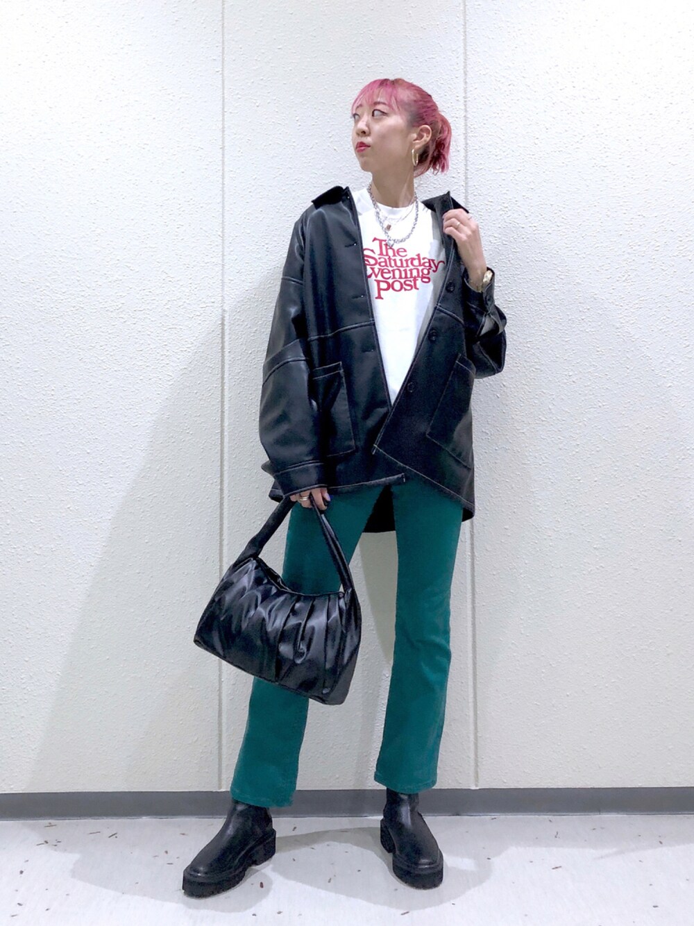 「PAGEBOY、だから秋服が好き、モード、ストリート、ビッグシルエット、ロゴT、ロンT、カラーパンツ、フレアパンツ、秋コーデ、休日スタイル、wearhalloween2021、レザージャケット、厚底シューズ、ショートブーツ」｜「PAGEBOYの【THE SATURDAY EVENING POST】ビンテージロンT（Tシャツ/カットソー、オレンジ系）」を使った、TAMUさん（レディース・172cm）の秋コーディネートの1枚目の写真
