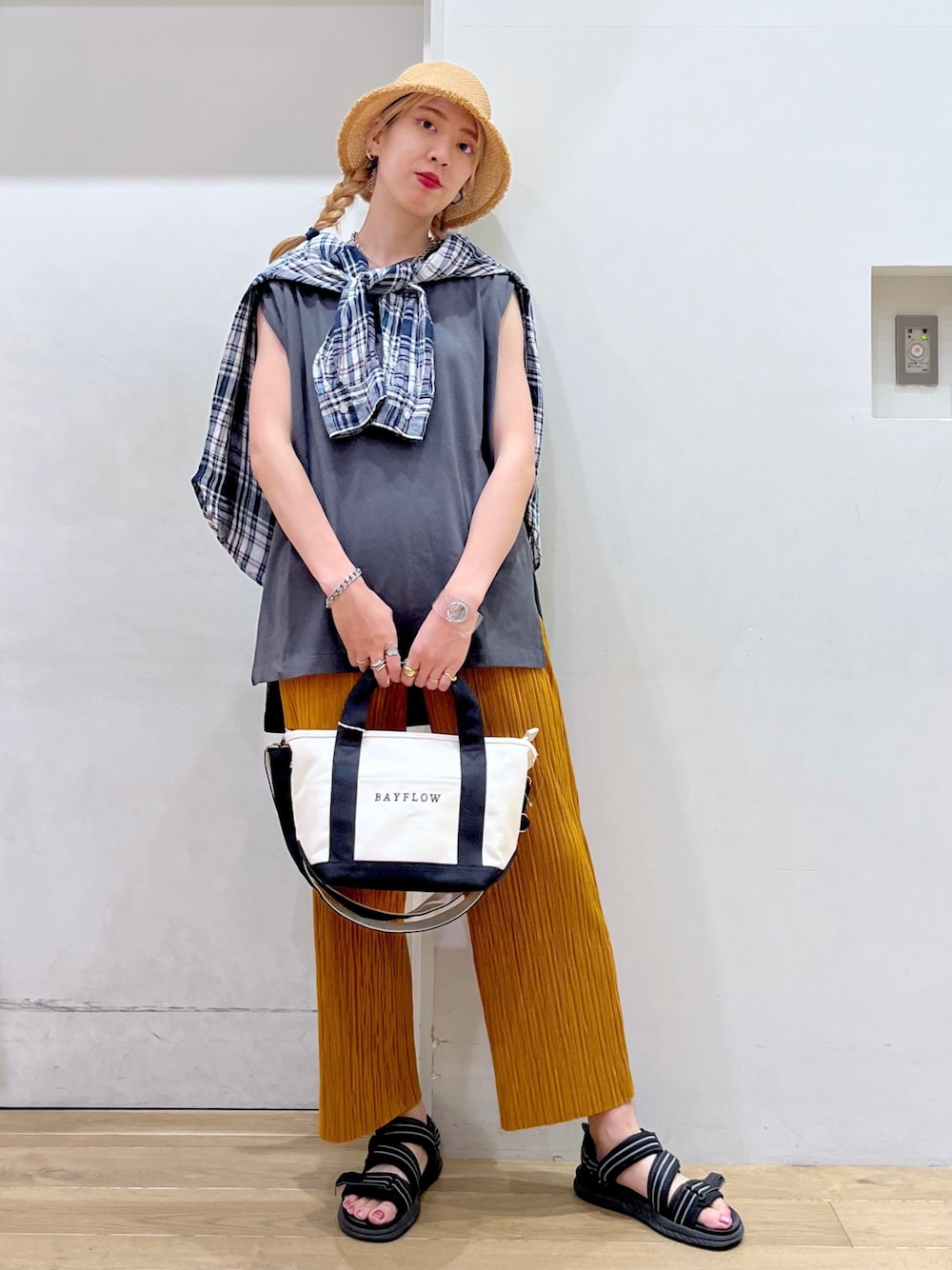 「BAYFLOW(BAYFLOW)、ハット、Tシャツ、ノースリーブ、チェックシャツ、チェック、トートバッグ、ショルダーバッグ、プリーツパンツ、サンダル、New Balance、春色、きれいめカジュアル、休日スタイル、ニューバランス」｜「BAYFLOWのフリンジザツザイハット（ハット、ベージュ系）」を使った、TAMUさん（レディース・171cm）の冬コーディネートの1枚目の写真