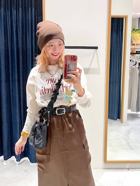 「BAYFLOW（ベイフロー）のサテンカーゴスカート（スカート、ブラウン系）」を使った、TAMUさん（レディース・171cm）の秋コーディネート