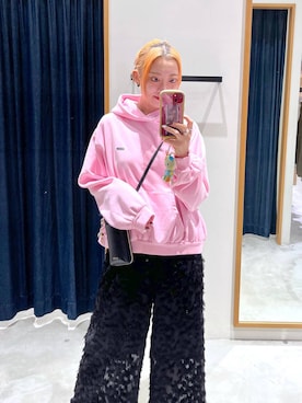 「アイテム（パーカー、ピンク系）」を使った、TAMUさん（レディース・171cm）の秋コーディネート