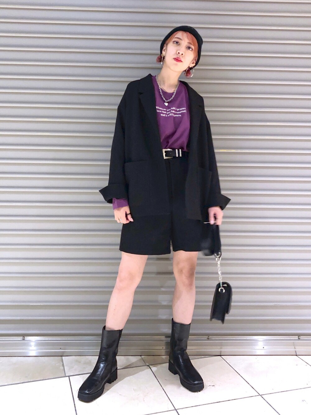 「PAGEBOY、ニット帽、ビッグシルエット、セットアップ、ロンT、ロゴT、ハーフパンツ、ハイウエスト、ウエストマーク、スクエアトゥ、秋コーデ、休日スタイル、テーラードジャケット」｜「PBLIMの【PAGEBOYLIM】カラフルビーニー（ニットキャップ/ビーニー、ブラック系）」を使った、TAMUさん（レディース・172cm）の秋コーディネートの1枚目の写真