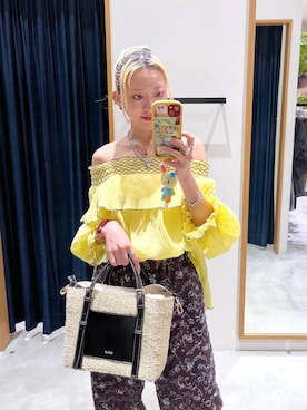 「BAYFLOW（ベイフロー）の[500mlペットボトルが入る]バックルハンドルペーパートート（ショルダーバッグ、ブラック系）」を使った、TAMUさん（レディース・171cm）の春コーディネート