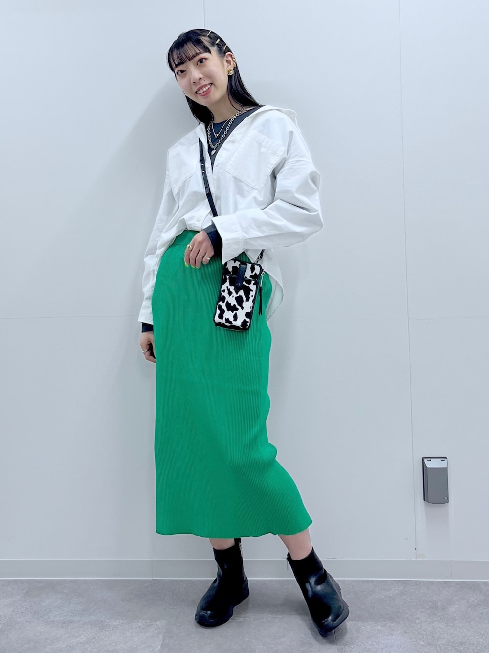 「BAYFLOW(BAYFLOW)、ロンT、シャツスタイル、スカート、大人カジュアル、ショルダーバッグ、休日スタイル、ビッグシルエット、お出かけコーデ、休日コーデ」｜「BAYFLOWのグラフィックロンＴ（Tシャツ/カットソー、グレー系）」を使った、TAMUさん（レディース・171cm）の夏コーディネートの1枚目の写真