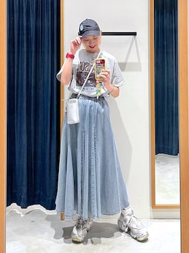 「BAYFLOW（ベイフロー）の[スマホ・カード収納可♪]多機能キースターミニウォレットショルダー2（財布、シルバー系）」を使った、TAMUさん（レディース・171cm）の春コーディネート