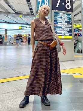 「アイテム（ボディバッグ/ウエストポーチ、イエロー系）」を使った、TAMUさん（レディース・171cm）の秋コーディネート