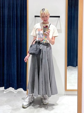 「BAYFLOW（ベイフロー）の[なめらかな肌触り]スムースタッチロゴ半袖Tシャツ（Tシャツ/カットソー、ベージュ系）」を使った、TAMUさん（レディース・171cm）の春コーディネート