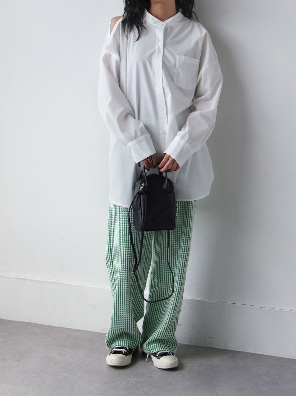 ホワイト系のシャツ/ブラウス、グリーン系のその他パンツ、ブラック系のショルダーバッグを着用したレディースの夏コーディネートの1枚目の写真