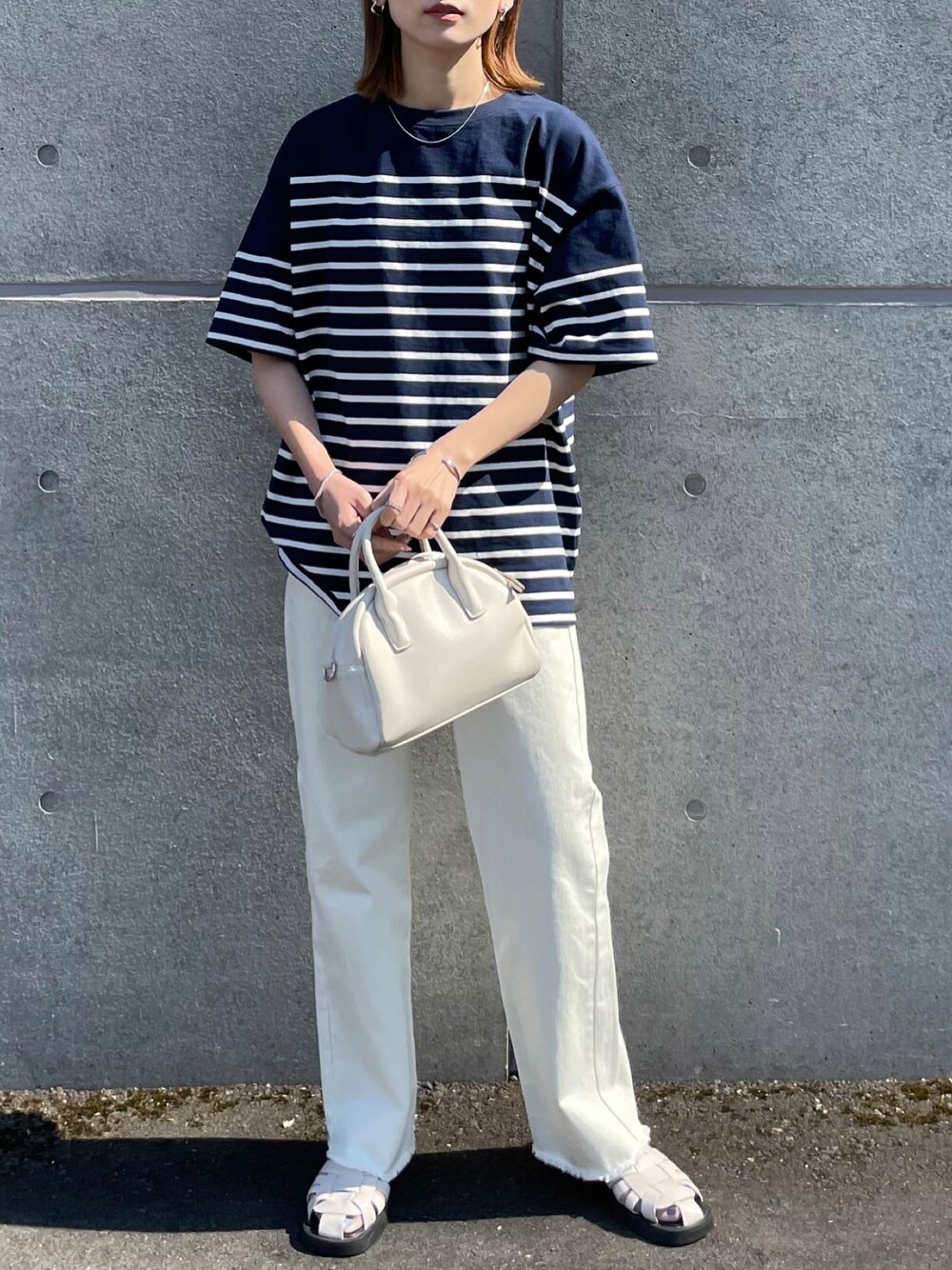 ブルー系のTシャツ/カットソー、ホワイト系のデニムパンツを着用したレディースの夏コーディネートの1枚目の写真