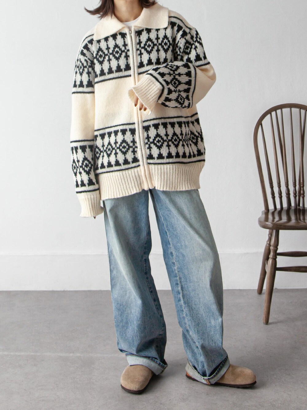 ホワイト系のカーディガン/ボレロを着用したレディースの秋コーディネートの1枚目の写真