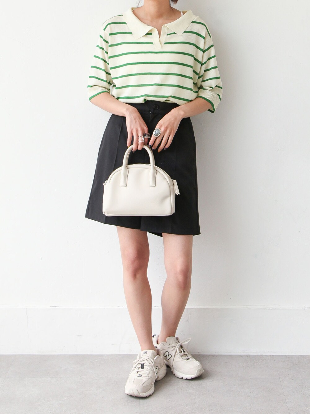 ホワイト系のニット/セーター、ブラック系のその他パンツを着用したレディースの夏コーディネートの1枚目の写真