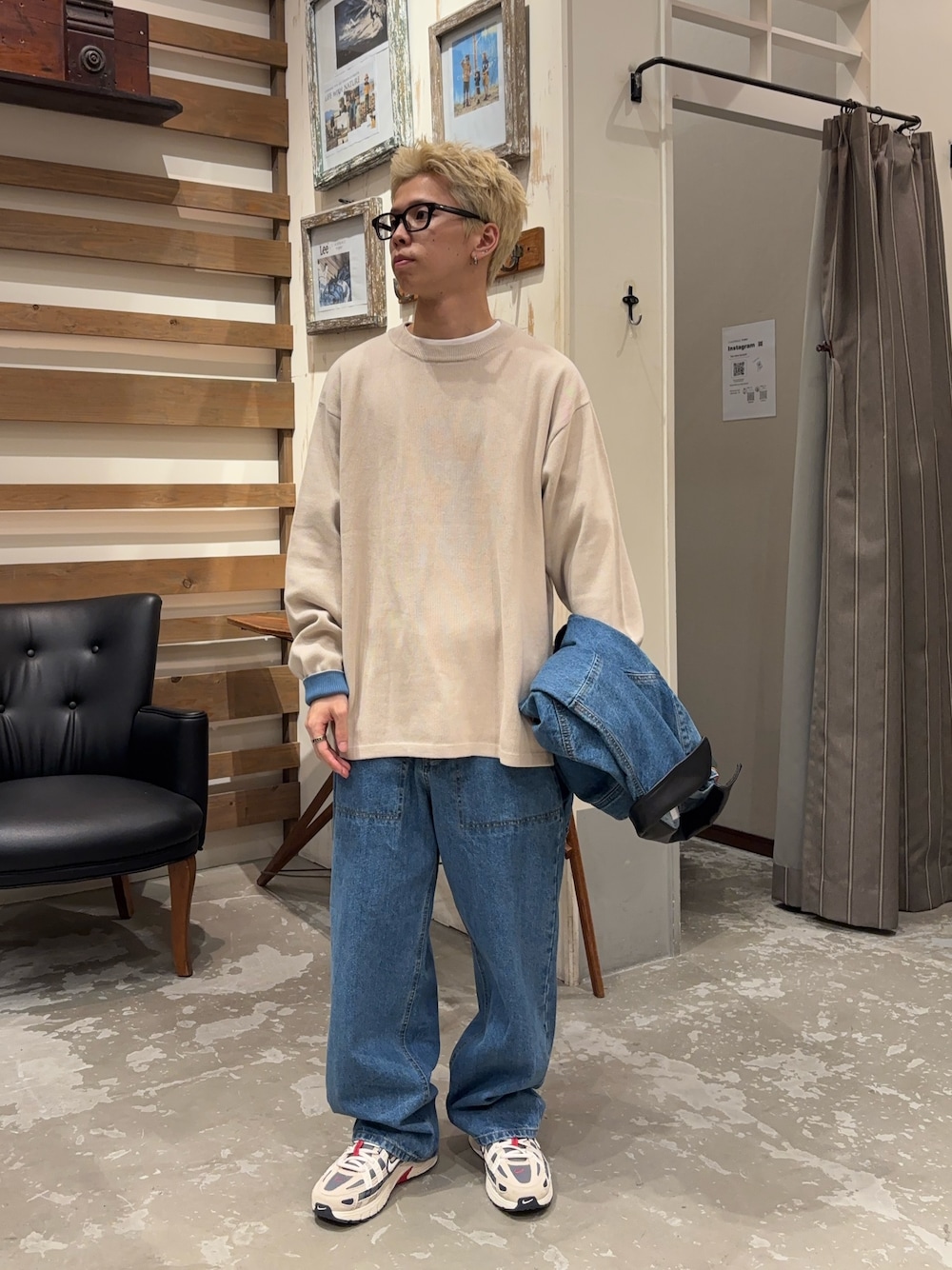 ブルー系のデニムパンツ、ホワイト系のニット/セーターを着用したメンズの秋コーディネートの1枚目の写真