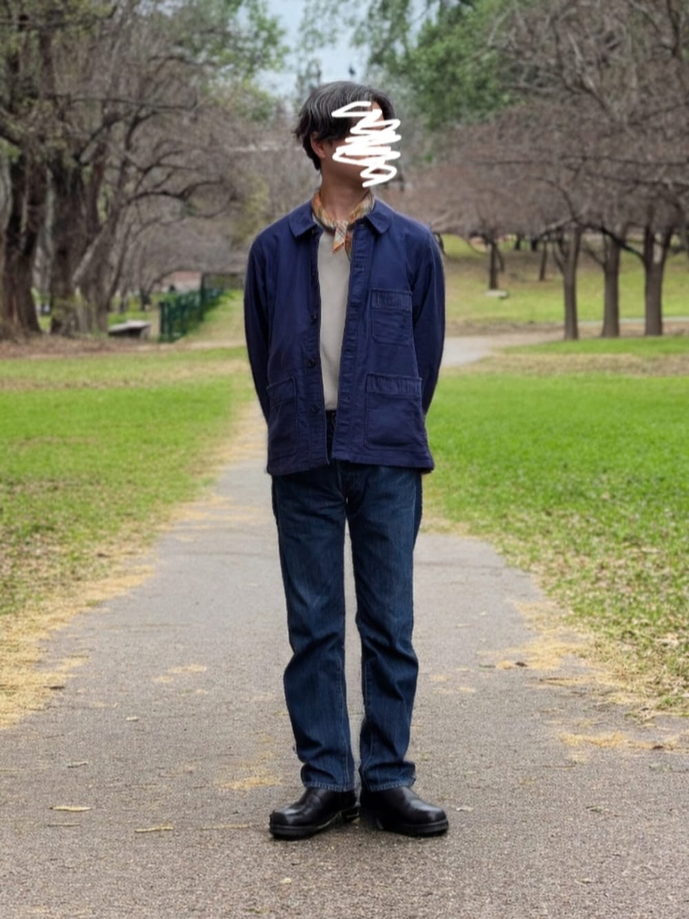ブラック系のブーツ、ブルー系のデニムパンツ、ブルー系のカバーオールを着用したメンズの秋コーディネートの1枚目の写真