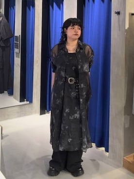 「PAGEBOY（ページボーイ）のスモークフラワーシアーシャツ/アートフラワーシャツ【冷房対策/気温調整にもオススメ】（シャツ/ブラウス、ブラック系）」を使った、ぺーさん（レディース）の夏コーディネート