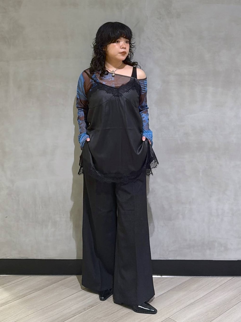 ブラック系のスラックス、ブラック系のキャミソール、ブルー系のTシャツ/カットソーを着用したレディースの夏コーディネートの1枚目の写真
