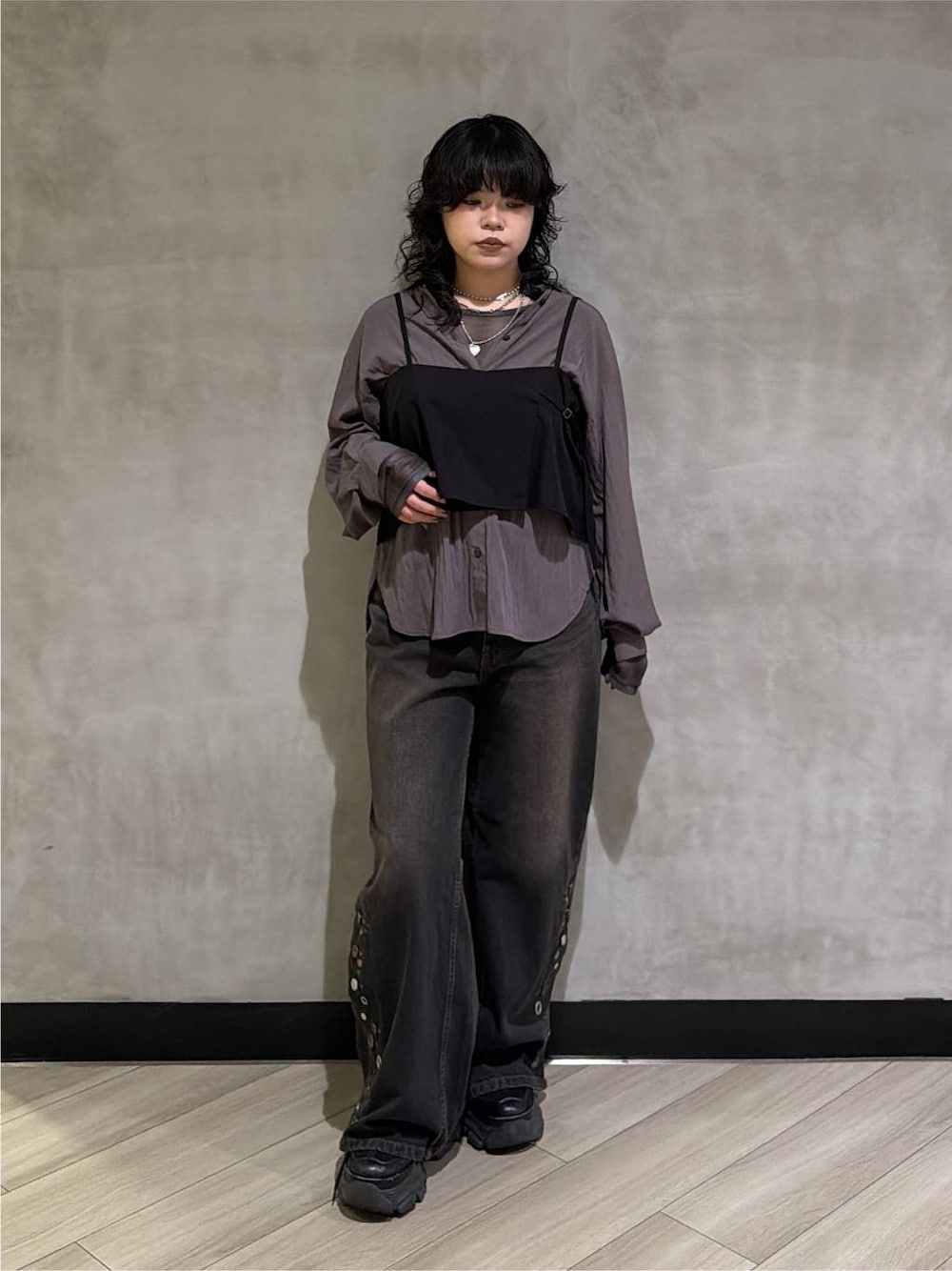 ブラック系のスニーカー、ブラック系のデニムパンツ、ブラック系のTシャツ/カットソーを着用したレディースの秋コーディネートの1枚目の写真