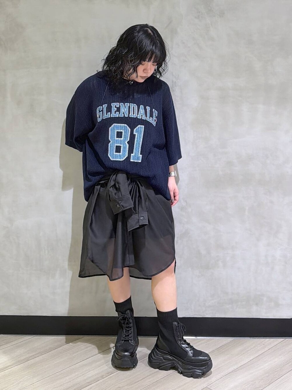 ブラック系のブーツ、ブラック系のその他パンツ、ブラック系のシャツ/ブラウスを着用したレディースの春コーディネートの1枚目の写真