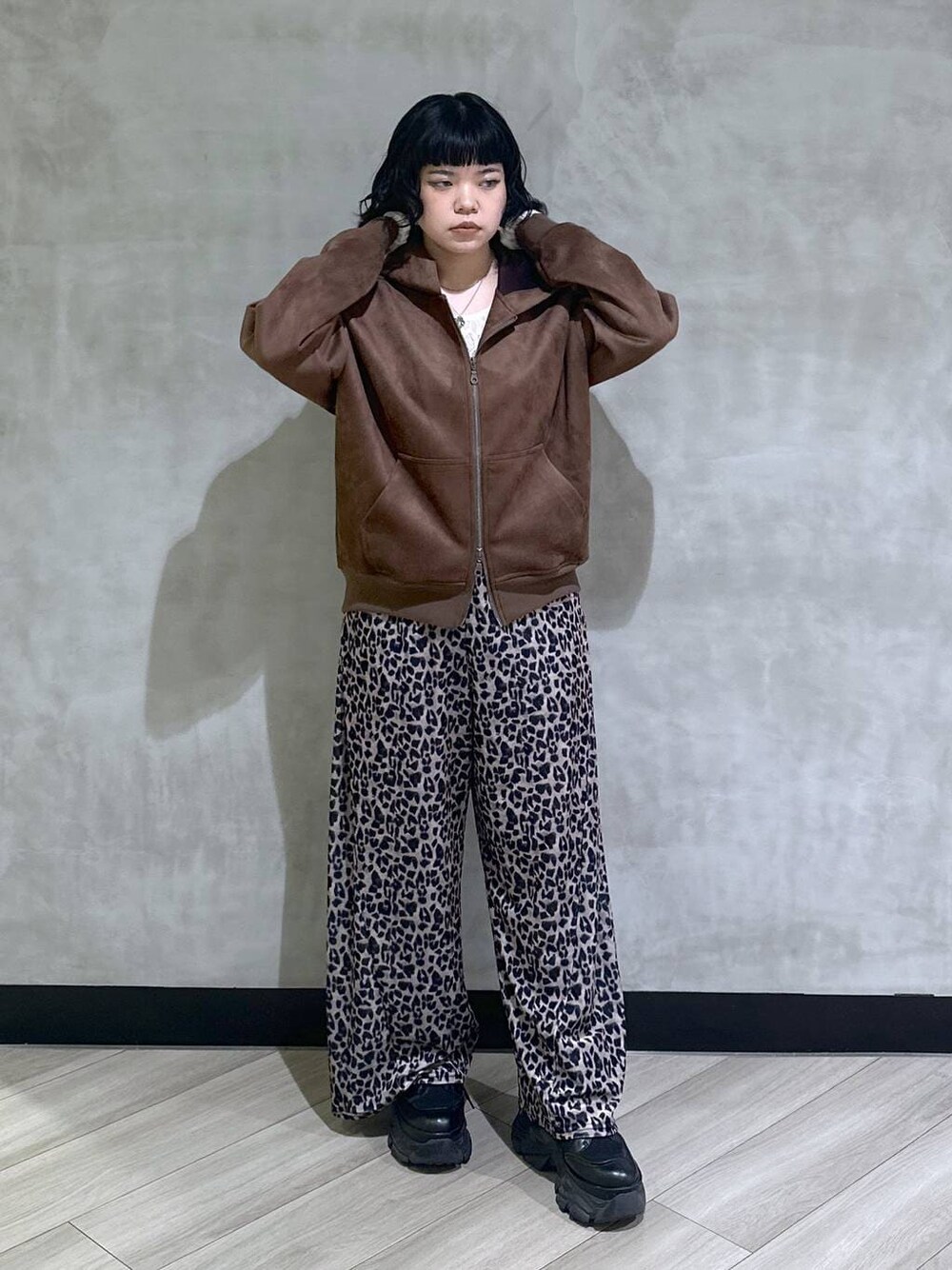 パーカー（ブラウン系）を使った「ベロアパンツ」の人気ファッション