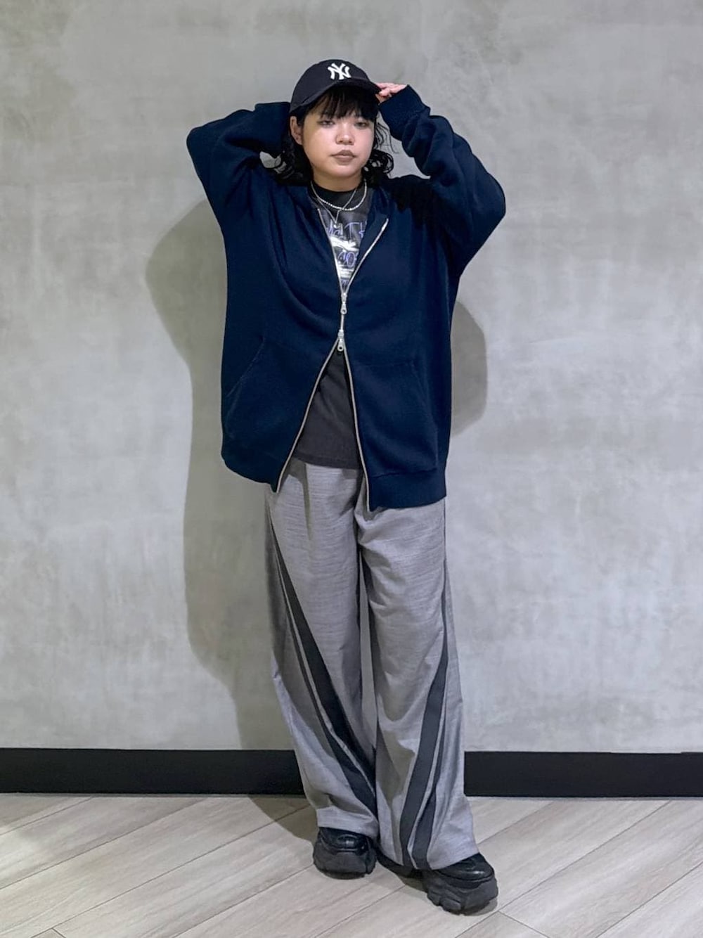 ブラック系のスニーカー、ブルー系のパーカー、ブラック系のTシャツ/カットソーを着用したレディースの冬コーディネートの1枚目の写真