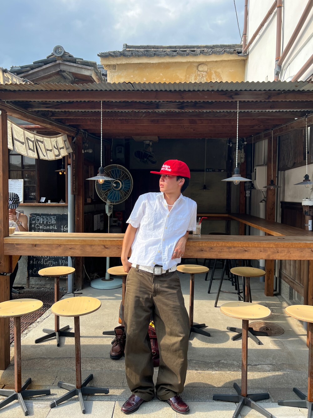 ホワイト系のシャツ/ブラウス、その他のチノパンツ、ブラウン系のローファーを着用したメンズの秋コーディネートの1枚目の写真