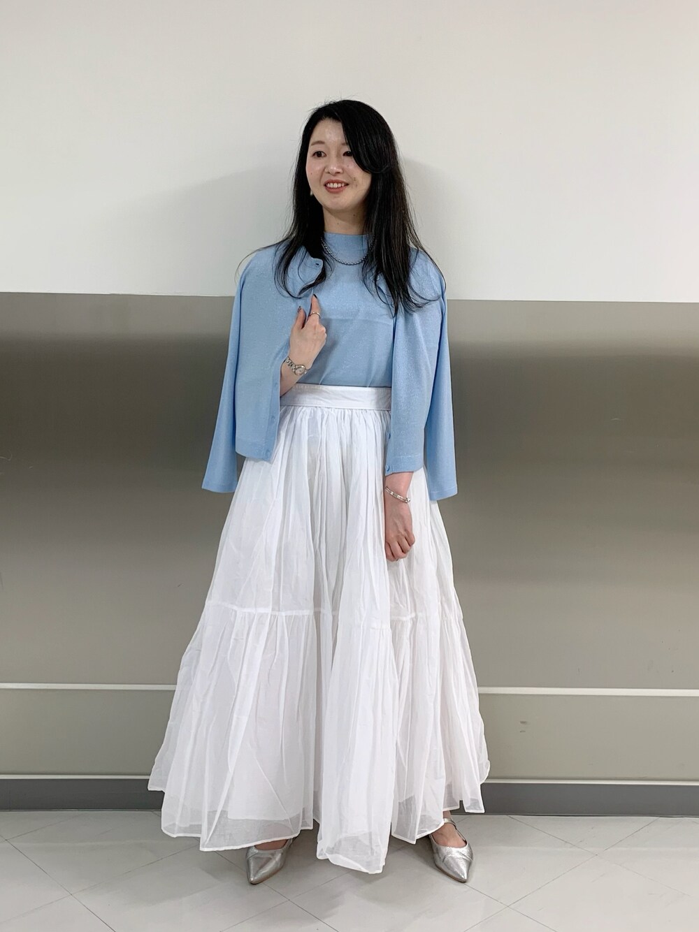 ブルー系のニット/セーター、ブルー系のカーディガン/ボレロを着用したレディースの秋コーディネートの1枚目の写真