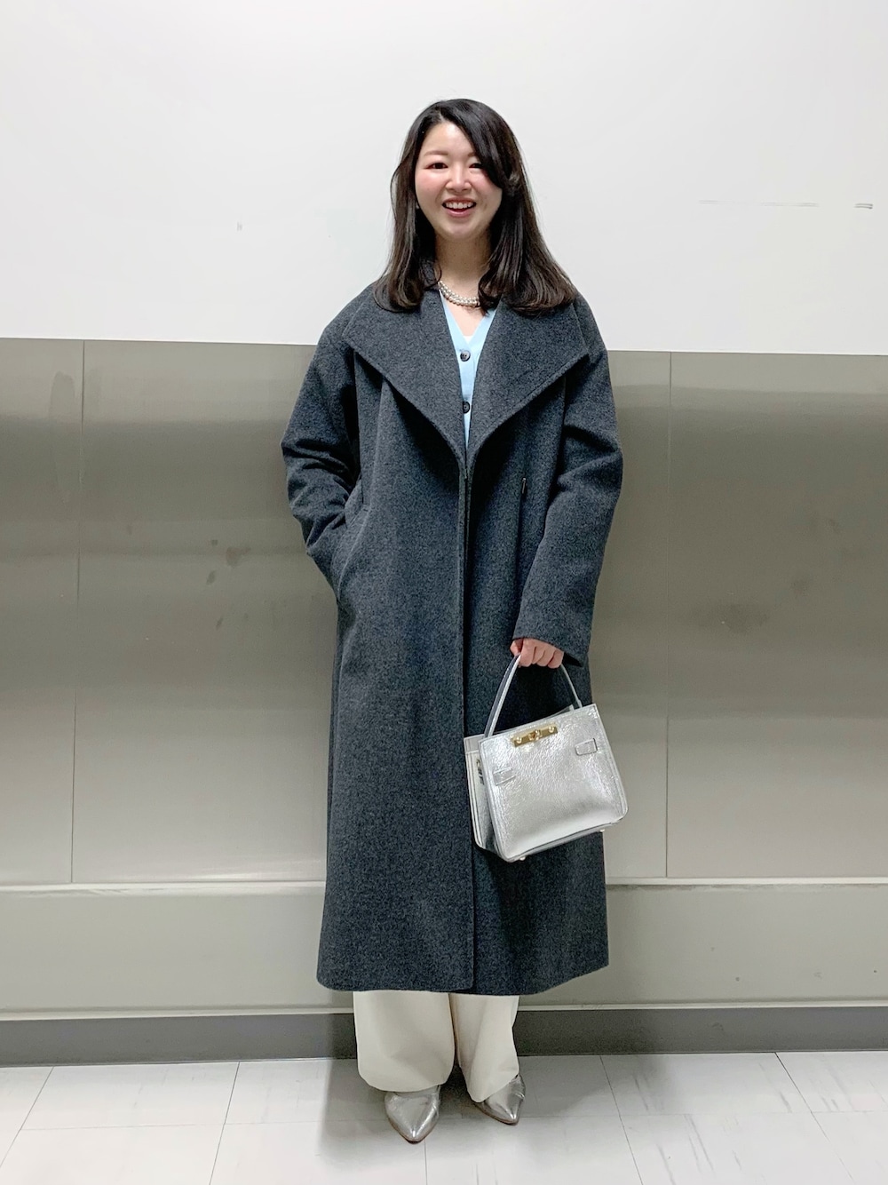 グレー系のその他アウター、シルバー系のショルダーバッグを着用したレディースの秋コーディネートの1枚目の写真