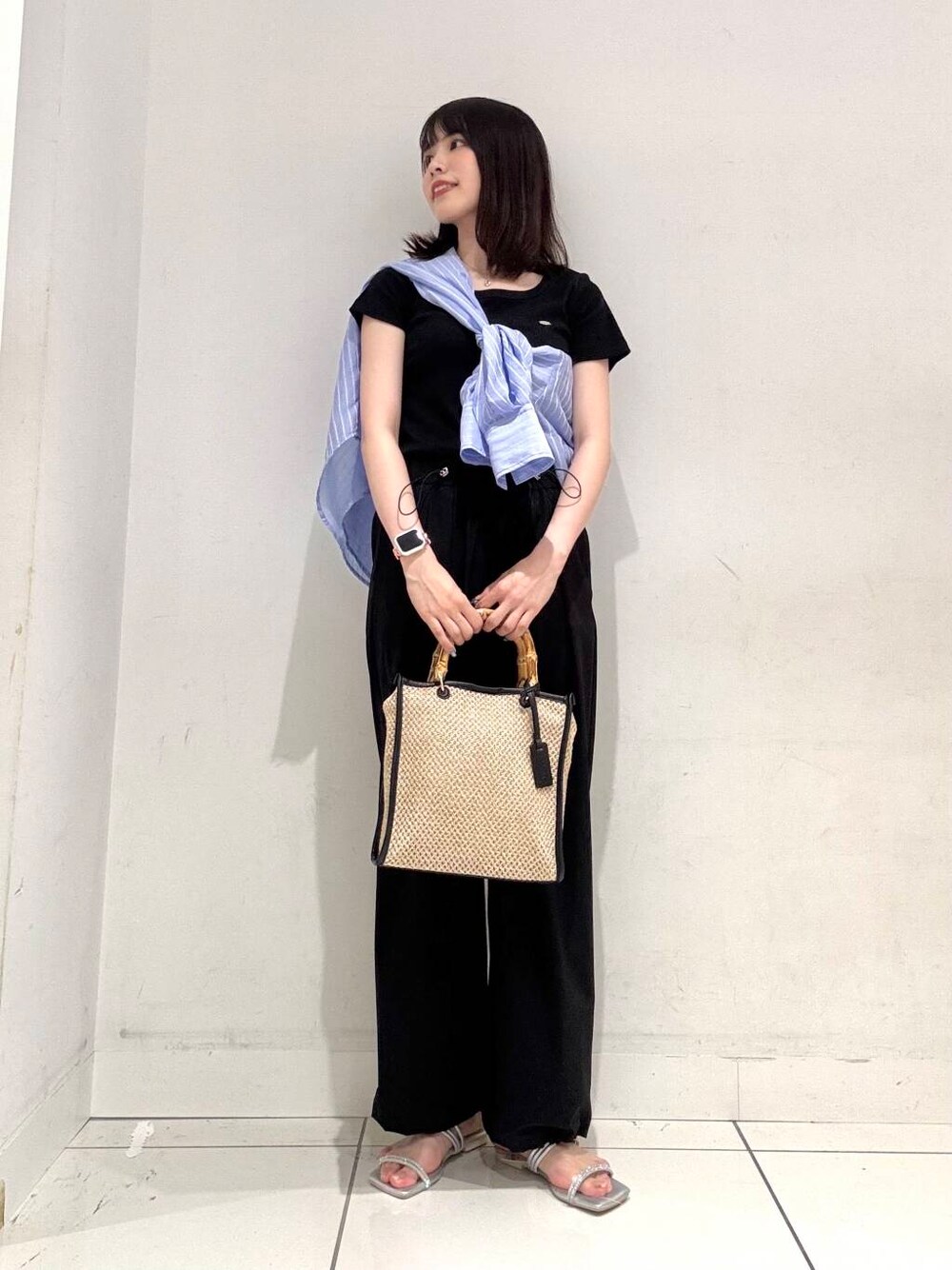 ブルー系のシャツ/ブラウス、ブラック系のその他パンツ、シルバー系のサンダルを着用したレディースの春コーディネートの1枚目の写真