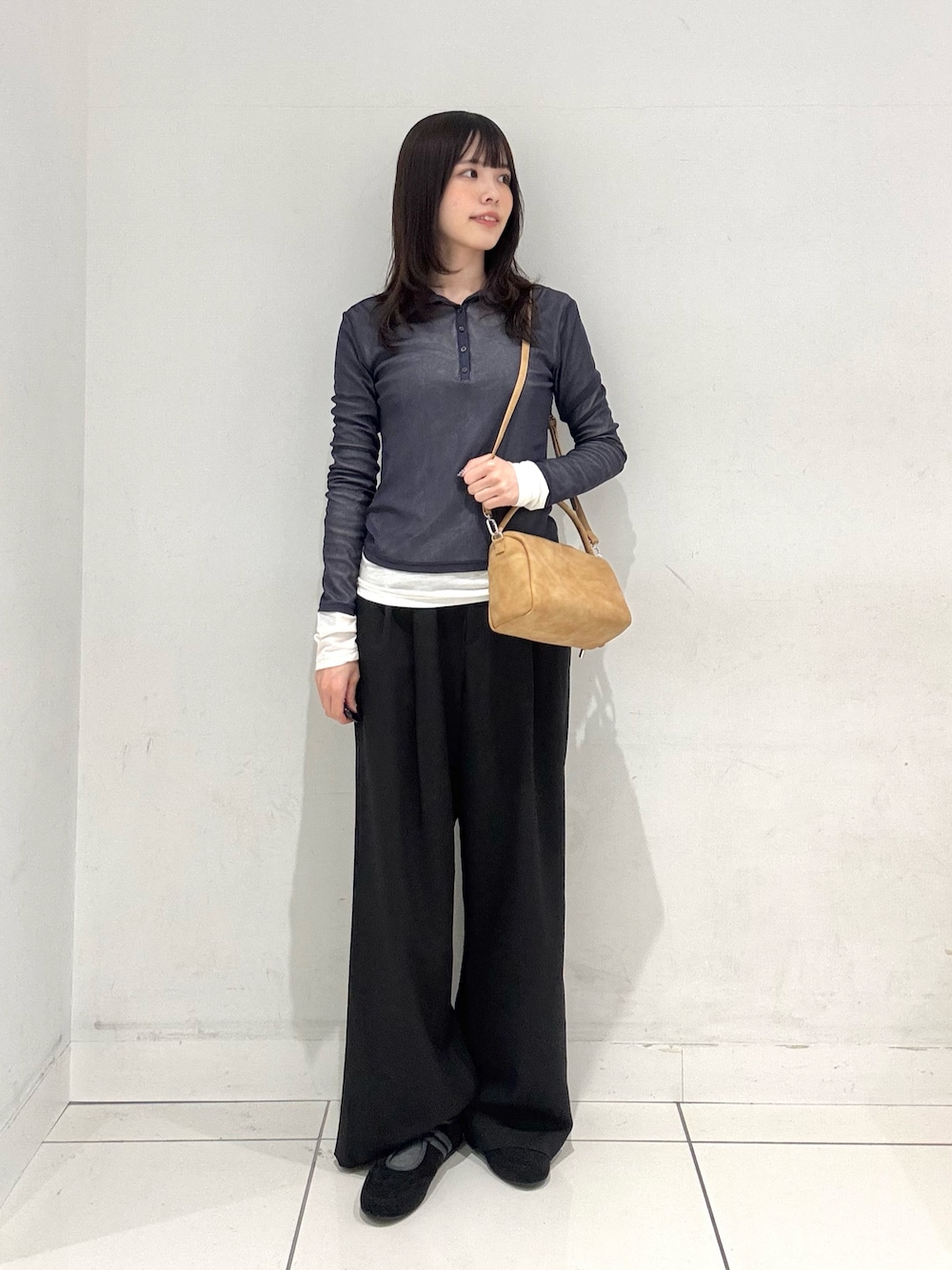 ブラック系のバレエシューズ、ブルー系のその他トップス、ブラック系のスラックスを着用したレディースの冬コーディネートの1枚目の写真