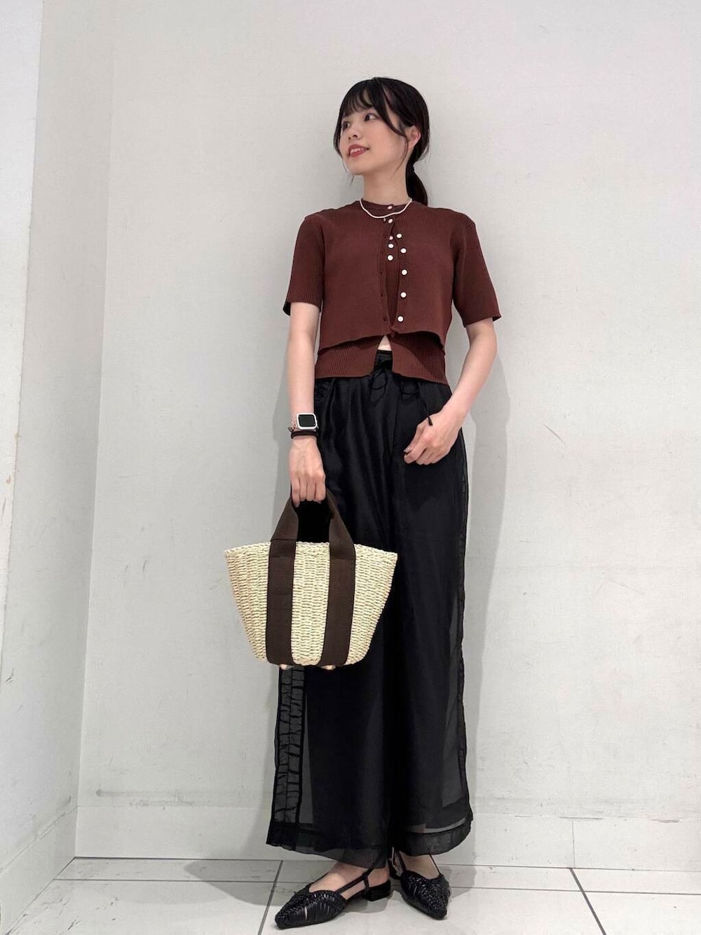 ベージュ系のかごバッグ、ブラック系のサンダル、ブラック系のその他パンツを着用したレディースの夏コーディネートの1枚目の写真