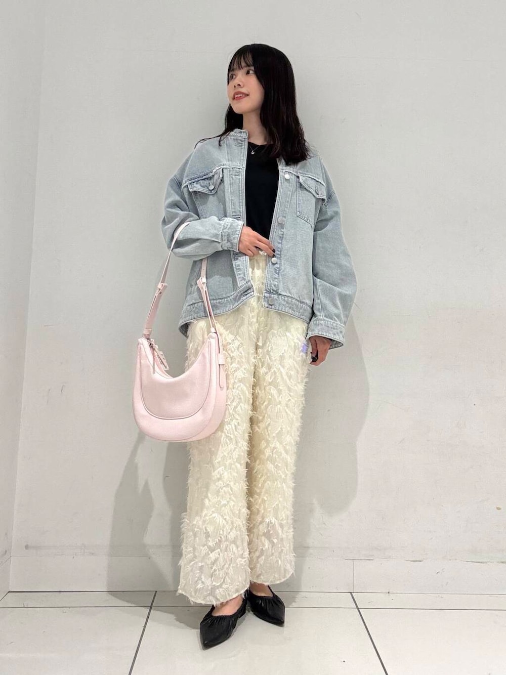 ブラック系のTシャツ/カットソー、ピンク系のショルダーバッグ、ホワイト系のその他パンツを着用したレディースの春コーディネートの1枚目の写真