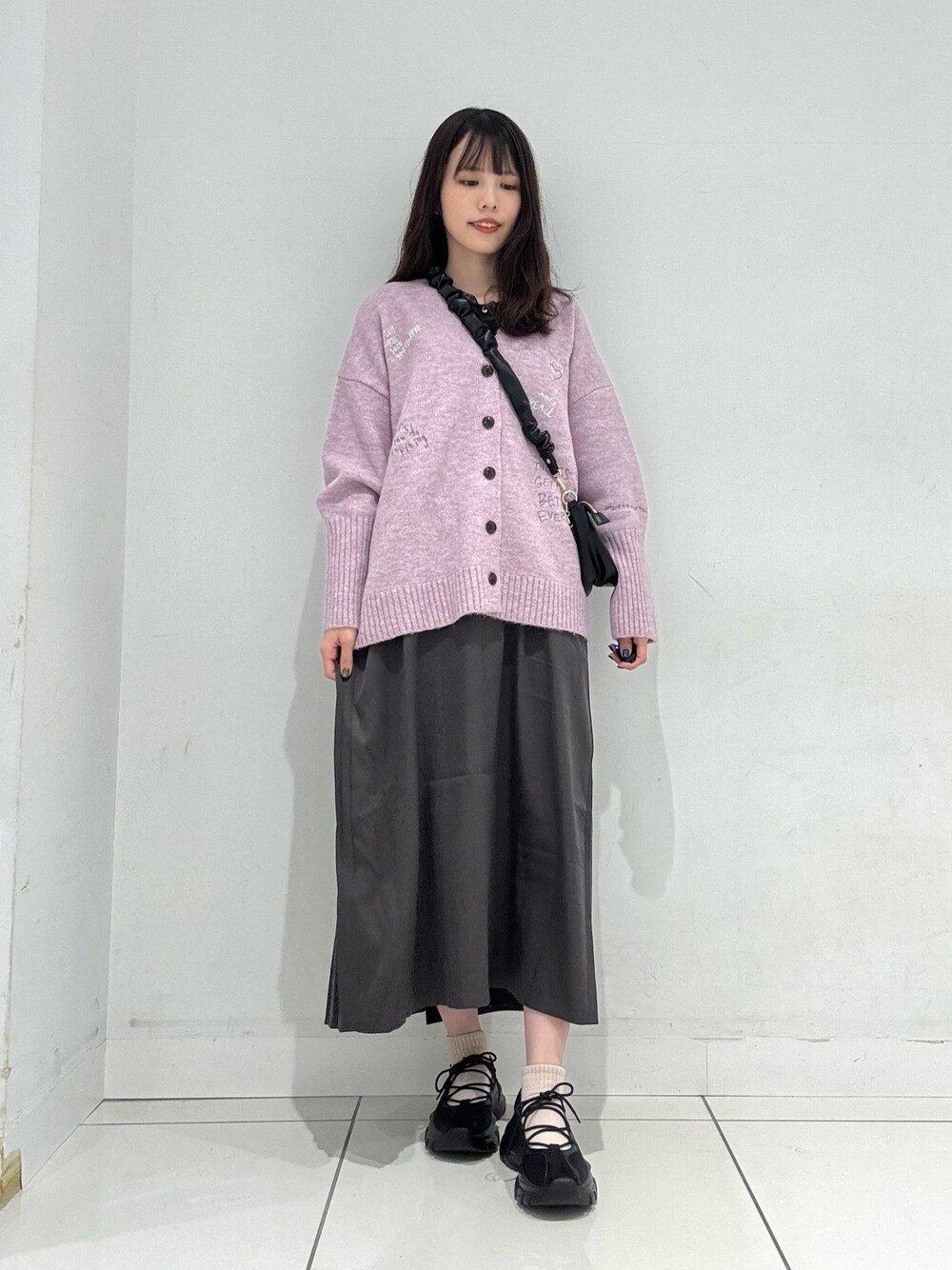 ブラック系のTシャツ/カットソー、グレー系のワンピース、ブラック系のスニーカーを着用したレディースの冬コーディネートの1枚目の写真