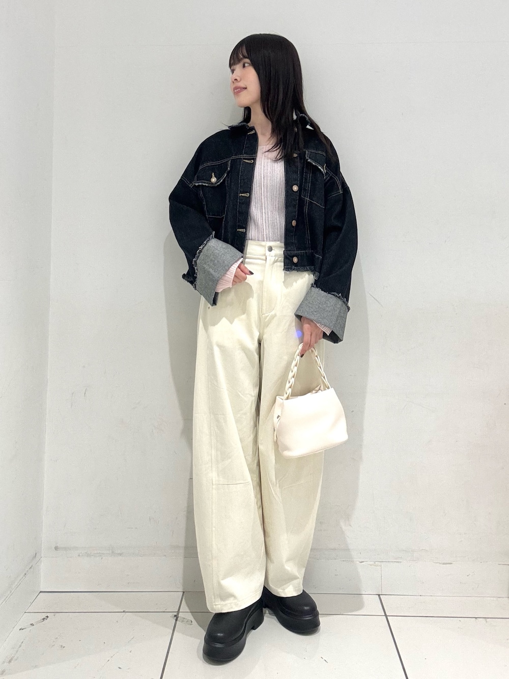 ピンク系のTシャツ/カットソー、ブルー系のデニムジャケット、ホワイト系のショルダーバッグを着用したレディースの冬コーディネートの1枚目の写真