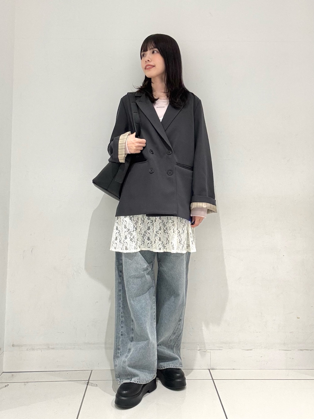 ホワイト系のキャミソール、ブルー系のデニムパンツ、ブラック系のその他シューズを着用したレディースの冬コーディネートの1枚目の写真