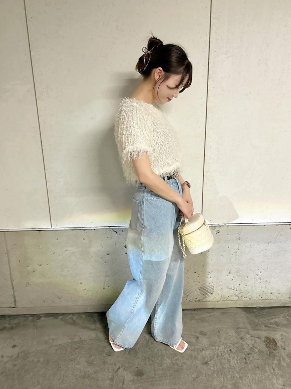 「夏コーデ、大人カジュアルコーデ、キレイめカジュアル、大人女子、夏服、パンツスタイル、おでかけコーデ、INGNI、INGNIコーデ、INGNIスタッフ」｜「INGNIのフェザーカットプルオーバー（シャツ/ブラウス、ホワイト系）」を使った、ingnimkさん（骨格ウェーブ・レディース・158cm）の夏コーディネートの1枚目の写真