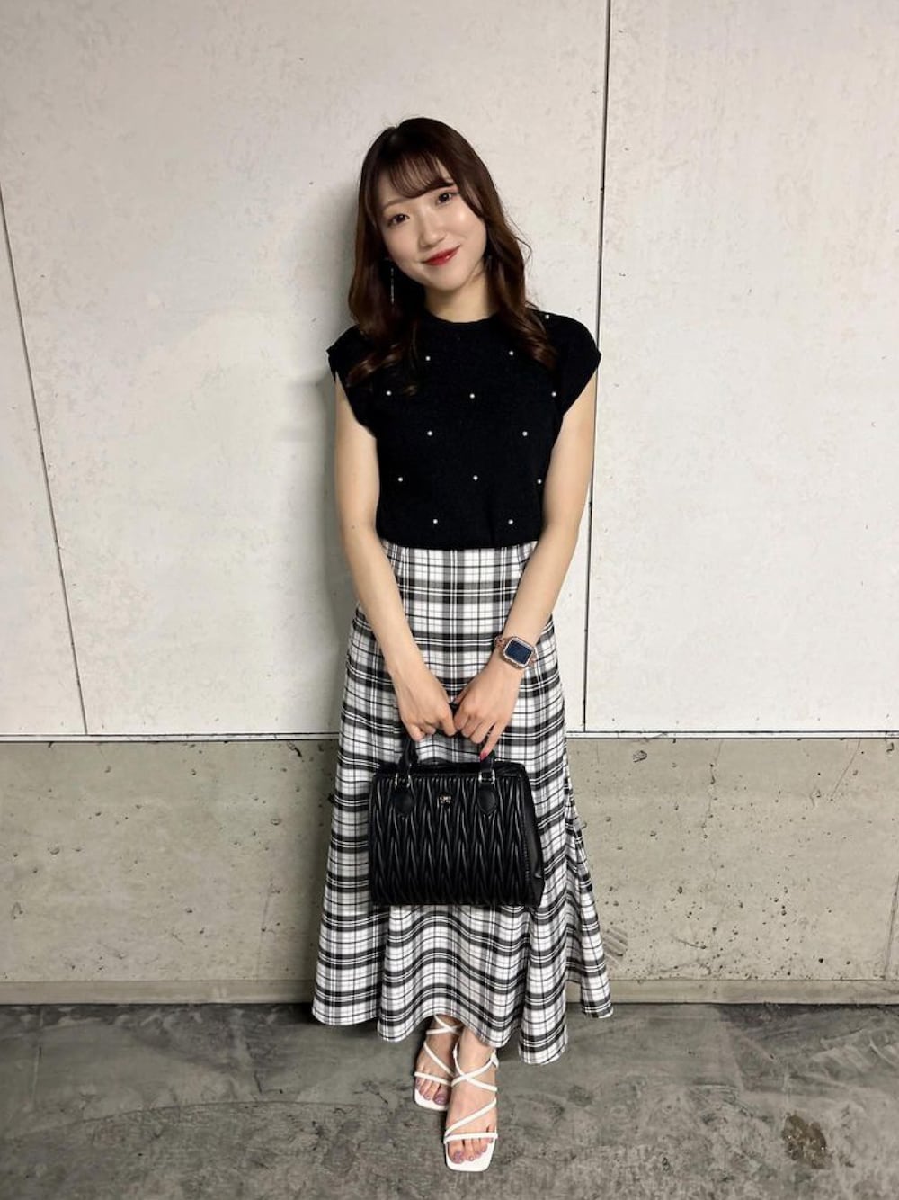 「夏コーデ、今日のコーデ、大人女子、トレンドコーデ」｜「INGNIのパール装飾ノースリラメニット（ニット/セーター、ブラック系）」を使った、ingnimkさん（骨格ウェーブ・レディース・158cm）の夏コーディネートの1枚目の写真