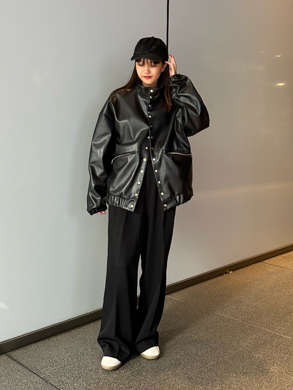 「お出かけコーデ、モノトーン、スラックス、おしゃれさんと繋がりたい、レザージャケット、CULLNI」｜「Lui'sのダメージキャップ（キャップ、ブラック系）」を使った、mayさん（レディース・164cm）の夏コーディネートの1枚目の写真