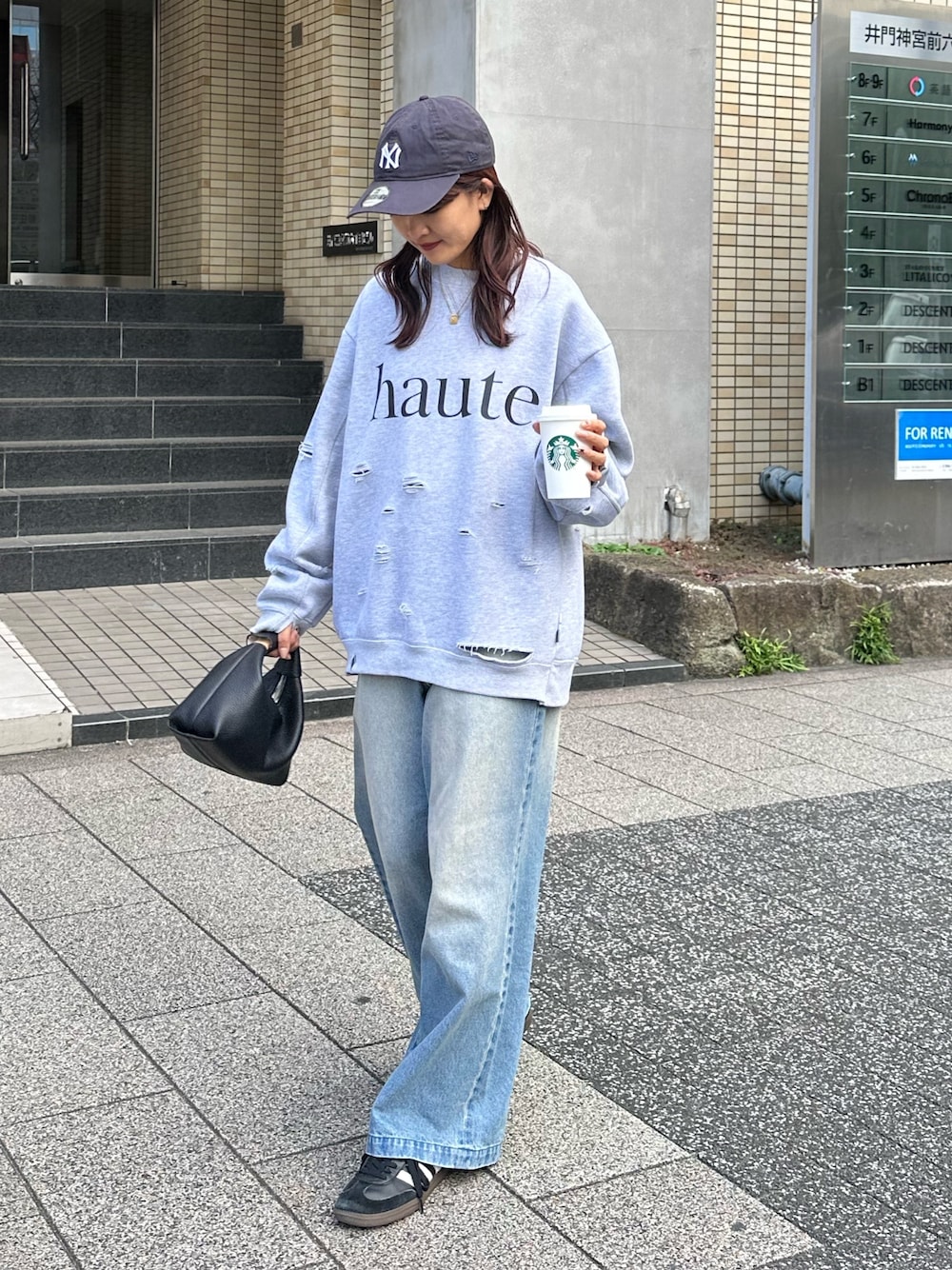 「スポーツミックス、テーマパークコーデ、秋コーデ、ストリート、パンツスタイル、デニム、SUPERTHANKS、ルイス(Lui's)」｜「SUPERTHANKSの"haute" damage sweat C/N（Tシャツ/カットソー、グレー系）」を使った、mayさん（レディース・164cm）の秋コーディネートの1枚目の写真