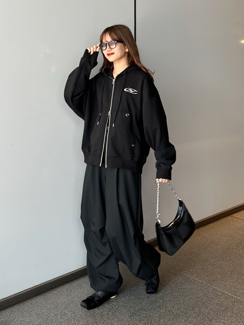 「春服、春先取り、お出かけコーデ、大人かわいい、大人女子、お洒落さんとつながりたい、デニムコーデ、きれいめコーディネート、モノトーン、高身長女子、おしゃれさんと繋がりたい、大人カジュアルコーデ、モードカジュアル、ブラックコーデ、ルイス(Lui's)」｜「Lui'sの【Neucon/ニューコン】ロゴ刺繍ダブルZIPボリュームパーカー（パーカー、グレー系）」を使った、mayさん（レディース・164cm）の春コーディネートの1枚目の写真