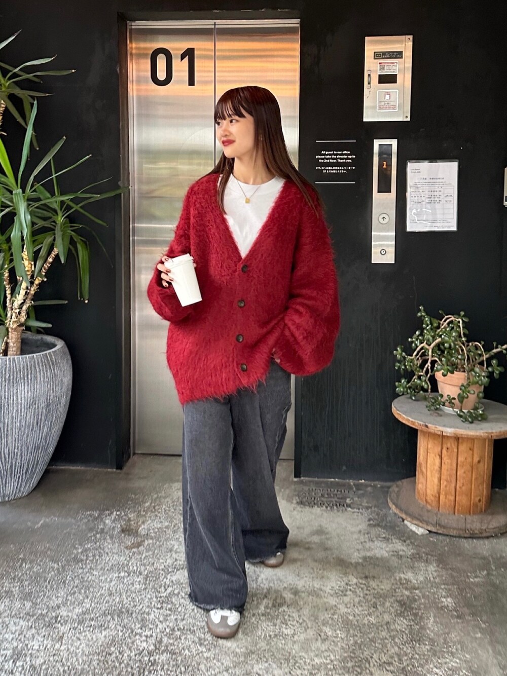 「セットアップ、パーカー、レザー、プチプラ、古着MIX、ファッションを楽しもう、コート、デニム、スニーカー、トートバッグ、大人カジュアル、秋冬コーデ、大人コーデ、キレイめコーデ、パンツスタイル」｜「Lui'sのアルパカ混カーディガン（ニット/セーター、レッド系）」を使った、mayさん（レディース・164cm）の秋コーディネートの1枚目の写真