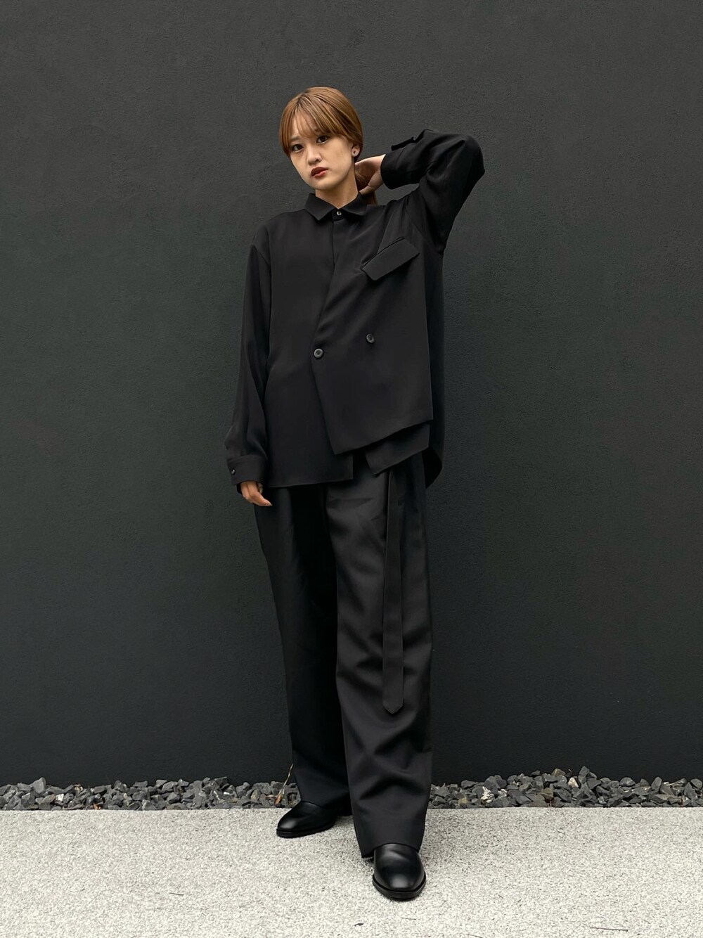 「秋服準備はじめました、秋先取りコーデ、シンプル、パンツスタイル、秋コーデ、カジュアル、オトナカワイイ、秋色、大人コーデ、黒コーデ、オールブラックコーデ、クルニ、CULLNI、ワイドパンツ、メンズライクコーデ」｜「CULLNIの22-AW-013/ Jacket Combination Shirts（シャツ/ブラウス、ブラック系）」を使った、mayさん（レディース・164cm）の秋コーディネートの1枚目の写真